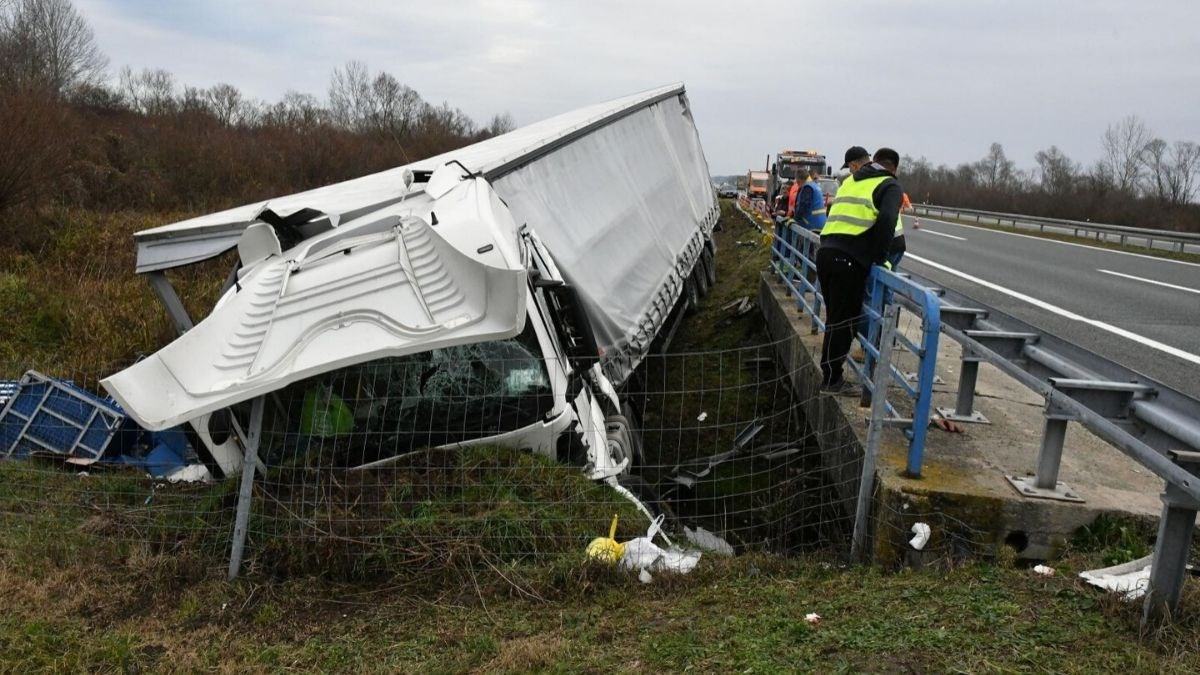 VIDEO Kamion sletio s autoceste kod Lužana i završio u kanalu